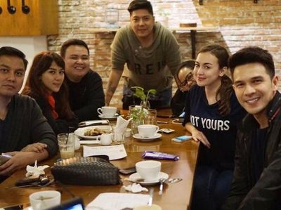 10 Momen Kulineran Jonathan Frizzy dengan Keluarga Kecilnya