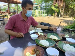 Sensasi Makan dan Bermain Air di Sungai