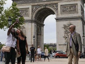 Giliran Prancis Longgarkan Aturan Wajib Masker di Luar Ruangan