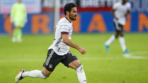 Germany's midfielder Ilkay Gundogan runs with the ball during the friendly football match between Germany and Latvia in Duesseldorf, western Germany, on June 7, 2021, in preparation for the UEFA European Championships. (Photo by Odd ANDERSEN / AFP)