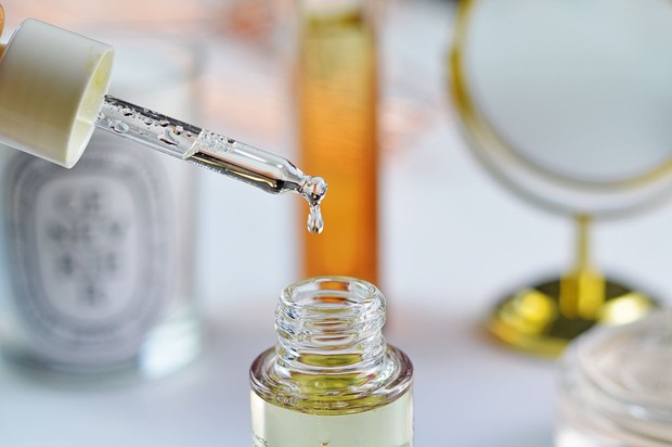 Selain bermanfaat untuk kecantikan kulit, minyak zaitun juga dapat digunakan sebagai bahan pembersih untuk mengangkat kotoran pada alat make up.