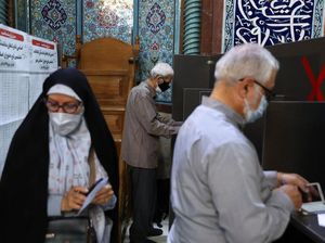 Iran Gelar Pemilihan Presiden di Tengah Pandemi COVID-19 Iran Gelar Pemilihan Presiden di Tengah Pandemi COVID-19