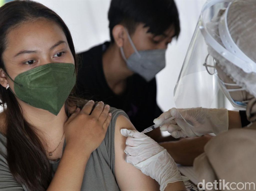 Corona Ngamuk! Kemenkes: Percepat Vaksinasi bagi 18+ di Bodetabek-Bandung