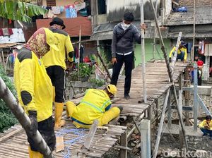 Renovasi Total Jembatan Bambu Reyot Kebon Jeruk Sudah 40%