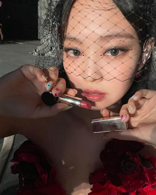 Jennie dengan Lipsctik dari Hera Beauty/Official Instagram @Jennierubyjen Jennie