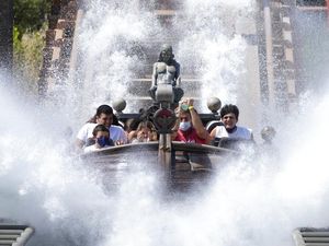 Kembali Dibuka, Warga Italia Ramai-ramai Bermain di Taman Hiburan