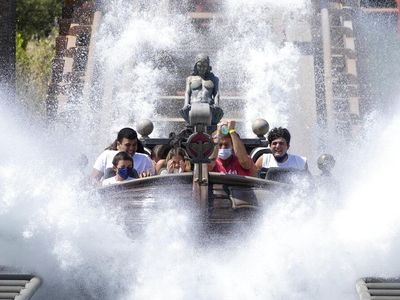 Kembali Dibuka, Warga Italia Ramai-ramai Bermain di Taman Hiburan