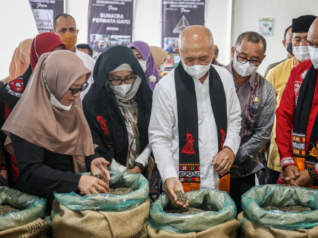 Teten Apresiasi Koperasi Wanita Gayo, Punya Aset hingga Rp 8,5 M Teten Apresiasi Koperasi Wanita Gayo, Punya Aset hingga Rp 8,5 M