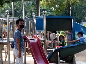 Ironi Anak-anak di Medan Main Perosotan Rusak di Taman Depan Rumdin Gubsu