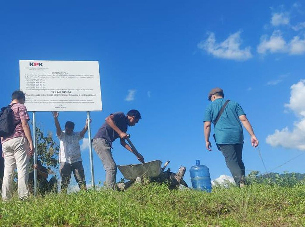 KPK Pasang Plang Penyitaan di 6 Bidang Tanah Milik Nurdin Abdullah KPK Pasang Plang Penyitaan di 6 Bidang Tanah Milik Nurdin Abdullah