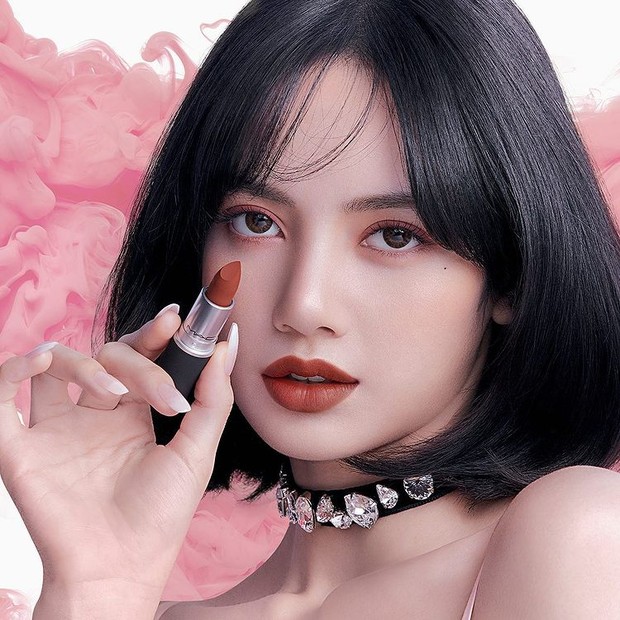 Lisa dengan Lip Stick dari MAC/Official Instagram @MACcosmeticskorea Lisa