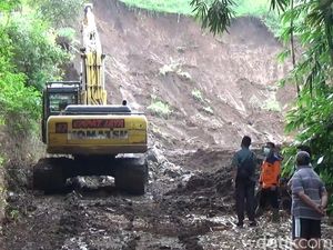 Satu Alat Berat Dikerahkan Bersihkan Material Longsor di Tulungagung
