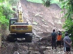 Satu Alat Berat Dikerahkan Bersihkan Material Longsor di Tulungagung