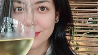 Manisnya Pose Lulu Tobing Saat Hangout dan Makan Bareng Keluarga
