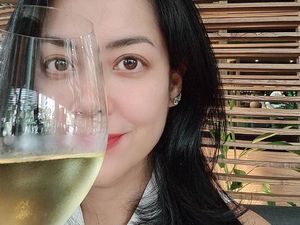 Manisnya Pose Lulu Tobing Saat Hangout dan Makan Bareng Keluarga