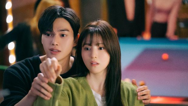 Park Jae-eon (Song Kang) dan Yoo Na-bi (Han So-hee) dalam Nevertheless Park Jae-eon (Song Kang) dan Yoo Na-bi (Han So-hee) dalam Nevertheless.