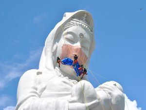 Harap Corona Usai, Patung Dewi Buddha di Jepang Kenakan Masker