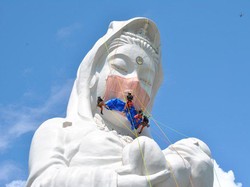 Harap Corona Usai, Patung Dewi Buddha di Jepang Kenakan Masker