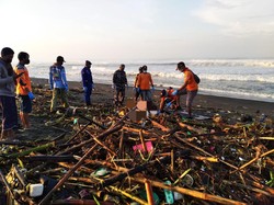 Mayat Pria Berkalung Perak Ditemukan di Pantai Samas Bantul