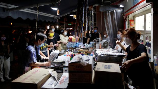 Perlawanan Surat Kabar Apple Daily Pasca Digrebek Polisi People line up to purchase Apple Daily newspaper from a newspaper stall after police raided its newsroom and arrested five executives the day before, in Hong Kong, China early June 18, 2021. REUTERS/James Pomfret