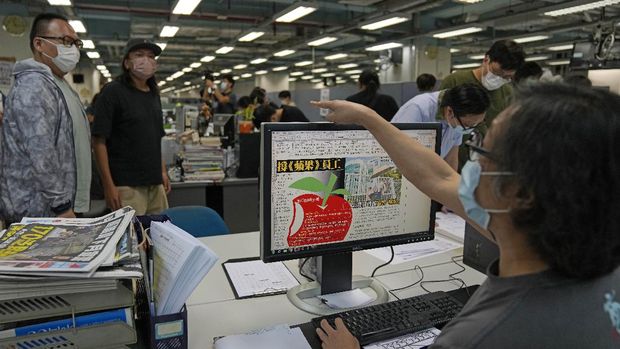 Perlawanan Surat Kabar Apple Daily Pasca Digrebek Polisi Workers design the layout of Apple Daily newspaper at the printing house in Hong Kong, early Friday, June 18, 2021. Five editors and executives at pro-democracy Apple Daily newspaper were arrested Thursday under Hong Kong's national security law, its stock was halted and police were searching its offices in moves raising concerns about the media's future in the city. (AP Photo/Kin Cheung)