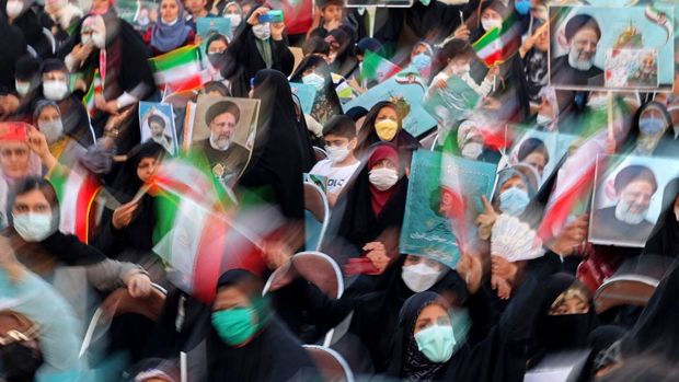 Supporters of Iranian presidential candidate Ebrahim Raisi attend an election campaign rally in the capital Tehran, on June 14, 2021. (Photo by ATTA KENARE / AFP)