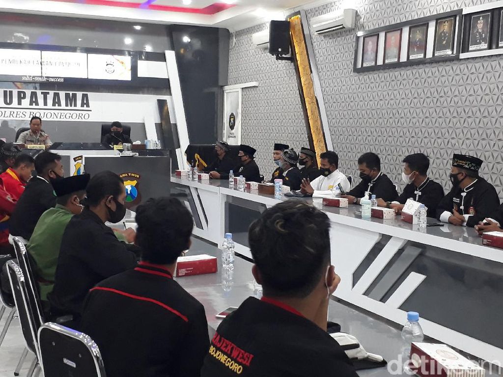 Polisi Gandeng Pendekar Lawan COVID-19 di Bojonegoro Polisi Gandeng Pendekar Lawan COVID-19 di Bojonegoro