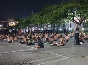 Puluhan Bonek Diamankan Gegara Langgar Prokes Saat Rayakan Ultah Persebaya Puluhan Bonek Diamankan Gegara Langgar Prokes Saat Rayakan Ultah Persebaya