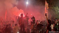 Persebaya merupakan klub kebanggaan Kota Surabaya. Menurutnya, sudah wajar kalau Bonek merayakan ultah Persebaya yang ke-94 meskipun pandemi.
