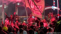 Puncaknya, para Bonek berkumpul di depan Gedung Negara Grahadi, Surabaya. Tepat pada tanggal 18 Juni pukul 00.00 WIB, sekitar 10 ribu Bonek menyanyikan Song for Pride.