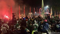 Tidak lengkap, kalau tidak merayakan hari lahir klub kebanggaan arek Suroboyo. Meski pandemi, kami tetap merayakan, ujar Ary kepada detikcom di depan Gedung Negara Grahadi, Jumat (18/6/2021).