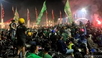 Reza, Bonek asal Gresik juga mengaku rela pergi ke Surabaya malam hari, untuk merayakan hari jadi Persebaya. Setahun sekali, meski pandemi, kita tetap pakai masker kok, ungkapnya.