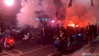 Pantauan detikcom, sejumlah kawasan di tengah Kota Surabaya dipadati Bonek. Seperti di Jalan Panglima Sudirman. Para Bonek berkonvoi sambil menyalakan flare untuk merayakan ulang tahun klub kesayangan mereka.