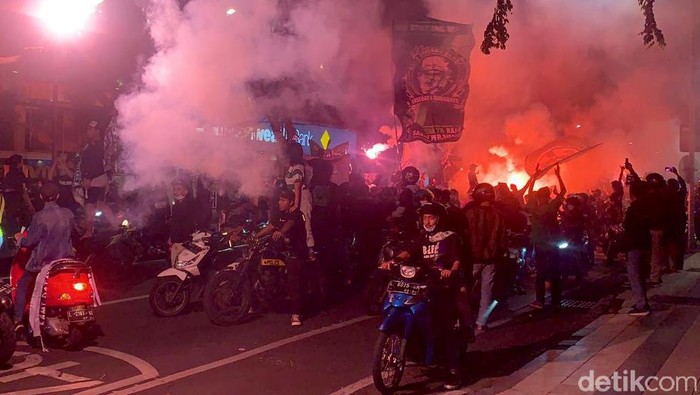 Persebaya merayakan hari ulang tahunnya Jumat (18/6). Puluhan ribu Bonek mulai memadati tengah Kota Surabaya sejak Kamis (17/6) malam. Ini penampakannya.
