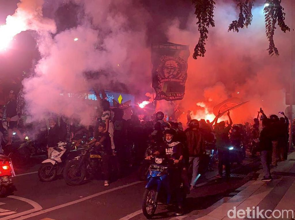 Ribuan Bonek Tumpah Ruah Rayakan Ultah Persebaya Ribuan Bonek Tumpah Ruah Rayakan Ultah Persebaya