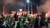 Di kawasan Basuki Rahmat, Bonek juga berkonvoi dan menyalakan flare. Lalu di kawasan Simpang Dukuh, Bonek berkumpul sebelum melakukan konvoi bersama.