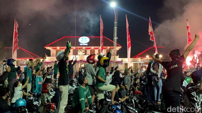 Persebaya merayakan hari ulang tahunnya Jumat (18/6). Puluhan ribu Bonek mulai memadati tengah Kota Surabaya sejak Kamis (17/6) malam. Ini penampakannya.
