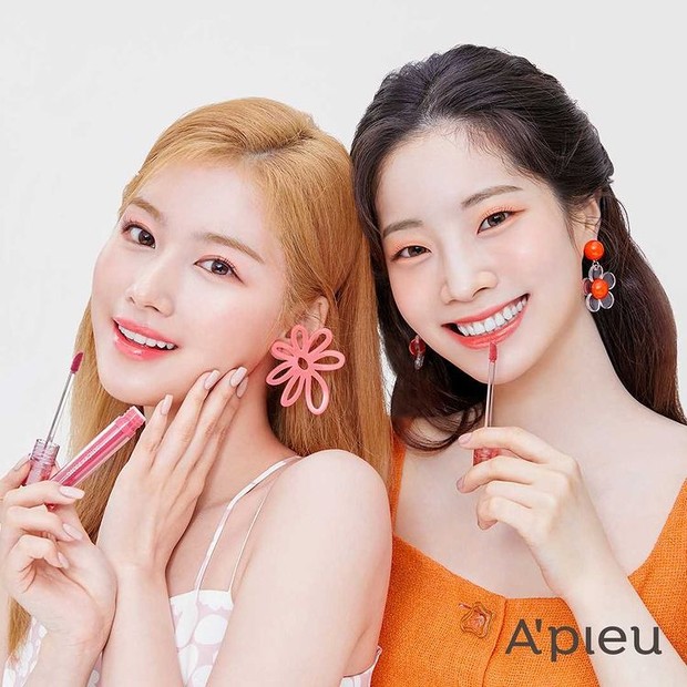 Sana dan Dahyun dengan tint dari Apieu/Official Instagram @apieu_cosmetic Sana dan Dahyun TWICE