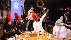 Foto: Keliling Pantai Losari, Sandiaga dan Atta Naik Kapal Phinisi