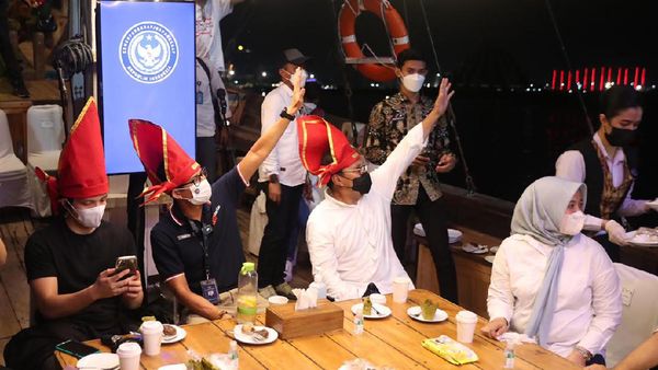 Foto: Keliling Pantai Losari, Sandiaga dan Atta Naik Kapal Phinisi