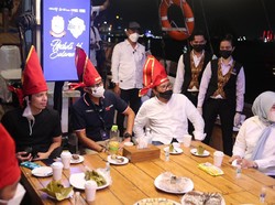 Sandiaga Uno dan Atta Halilintar Keliling Pantai Losari Naik Kapal Phinisi