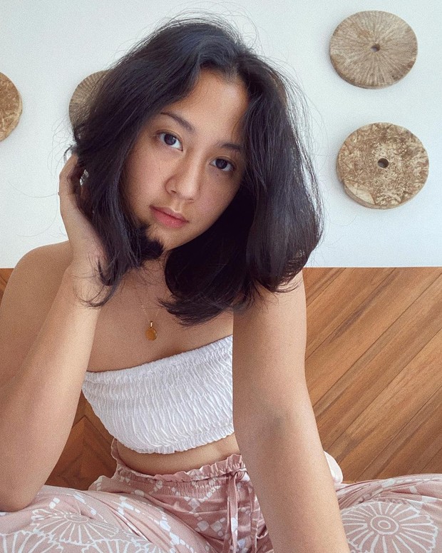 Sherina Munaf mengenakan tube top sembari selfie/instagram.com/sherinasinna