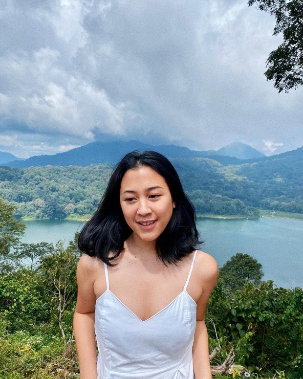 Sherina Munaf tampak sedang menikmati suasana danau indah/instagram.com/sherinasinna