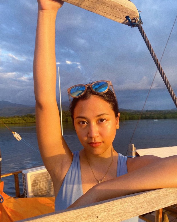 Sherina Munaf liburan di pantai/instagram.com/sherinasinna