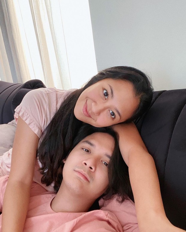 Sherina Munaf berselfie dengan suami/instagram.com/sherinasinna