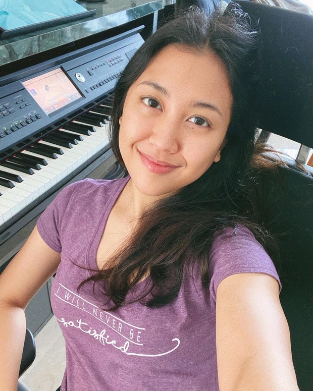 Sherina Munaf bermain piano tanpa polesan makeup/instagram.com/sherinasinna