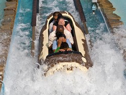 Kecelakaan Wahana Air di Taman Hiburan, 2 Wisatawan Dilarikan ke RS