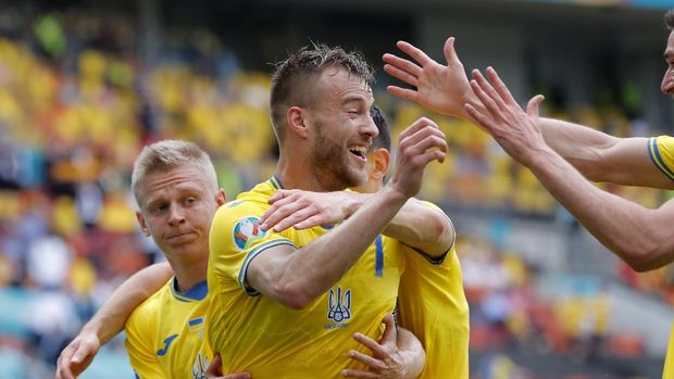 Soccer Football - Euro 2020 - Group C - Ukraine v North Macedonia - National Arena, Bucharest, Romania - June 17, 2021 Ukraine's Andriy Yarmolenko celebrates scoring their first goal with teammates Pool via REUTERS/Robert Ghement