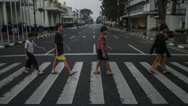 Epik! Begini Cara Unik Warga Bandung Manfaatkan Jalanan yang Lowong