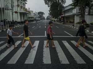 Epik! Begini Cara Unik Warga Bandung Manfaatkan Jalanan yang Lowong